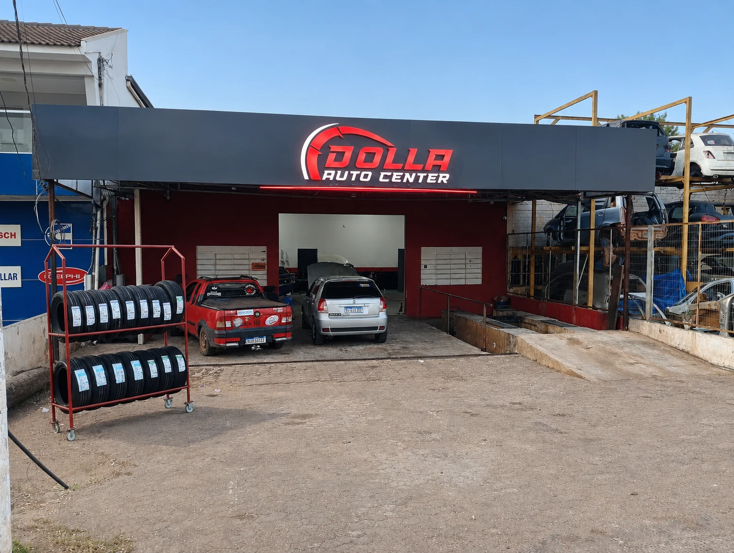 Fachada da Dolla Auto Center, com a oficina aberta e o letreiro da marca visível.