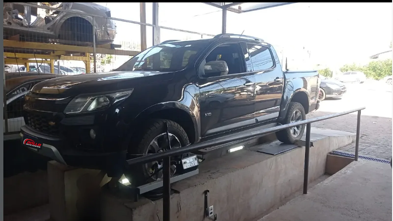 Veículo sobre a rampa de serviço da Dolla Auto Center durante o atendimento.